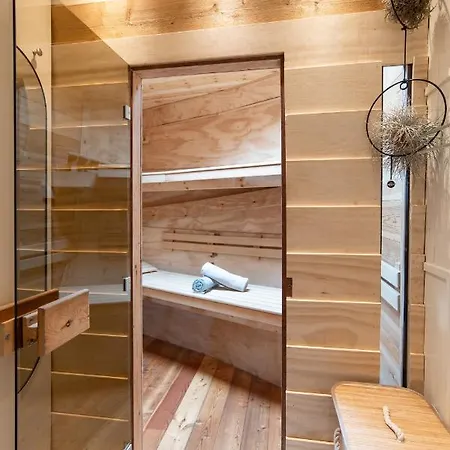 Houseboat Bed & Breakfast *