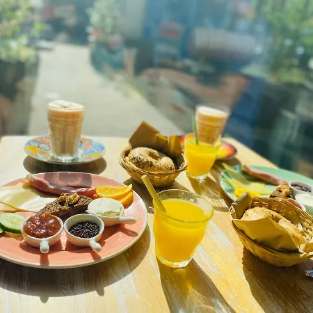 Houseboat Bed and Breakfast