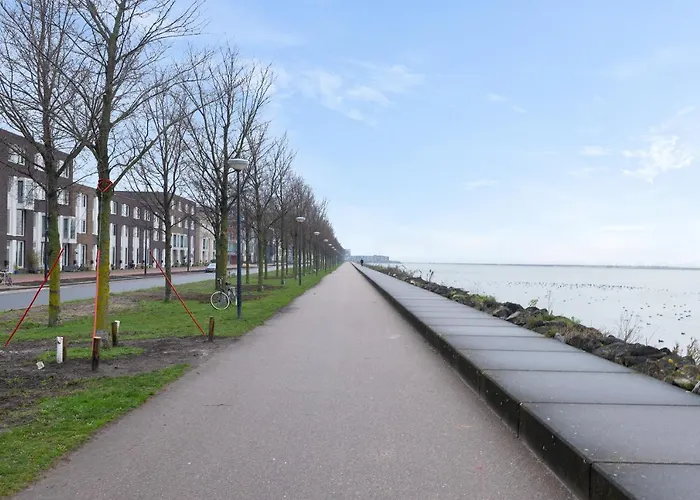 Houseboat Bed & Breakfast 4*