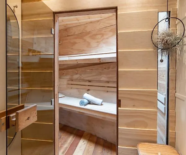 Houseboat Bed & Breakfast 4*