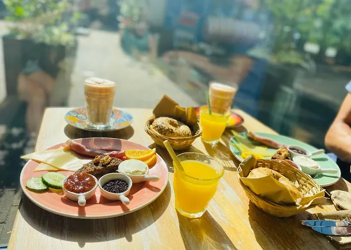 Houseboat Bed & Breakfast