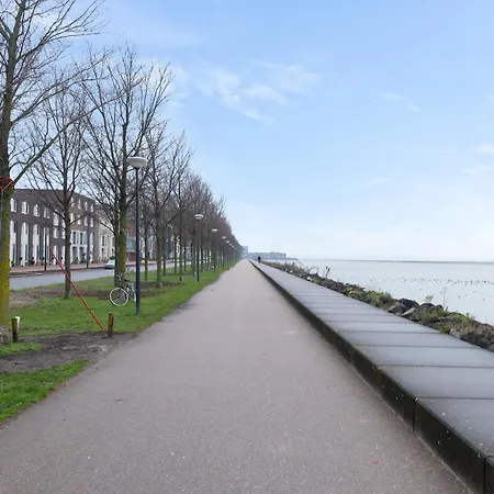 Houseboat Bed & Breakfast 4*